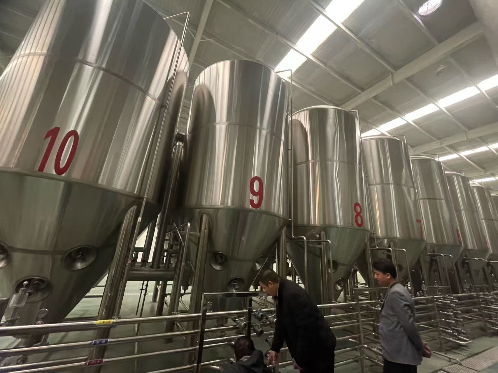 鹤城精酿啤酒设备厂—平面布置、设备设计、制造、调试、培训等一条龙服务